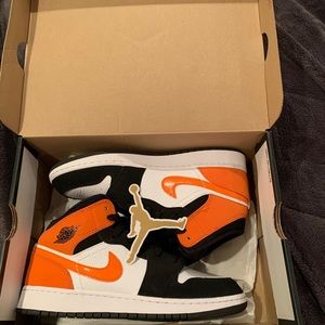 Nike air Jordan 1 mid “shattered backboard”